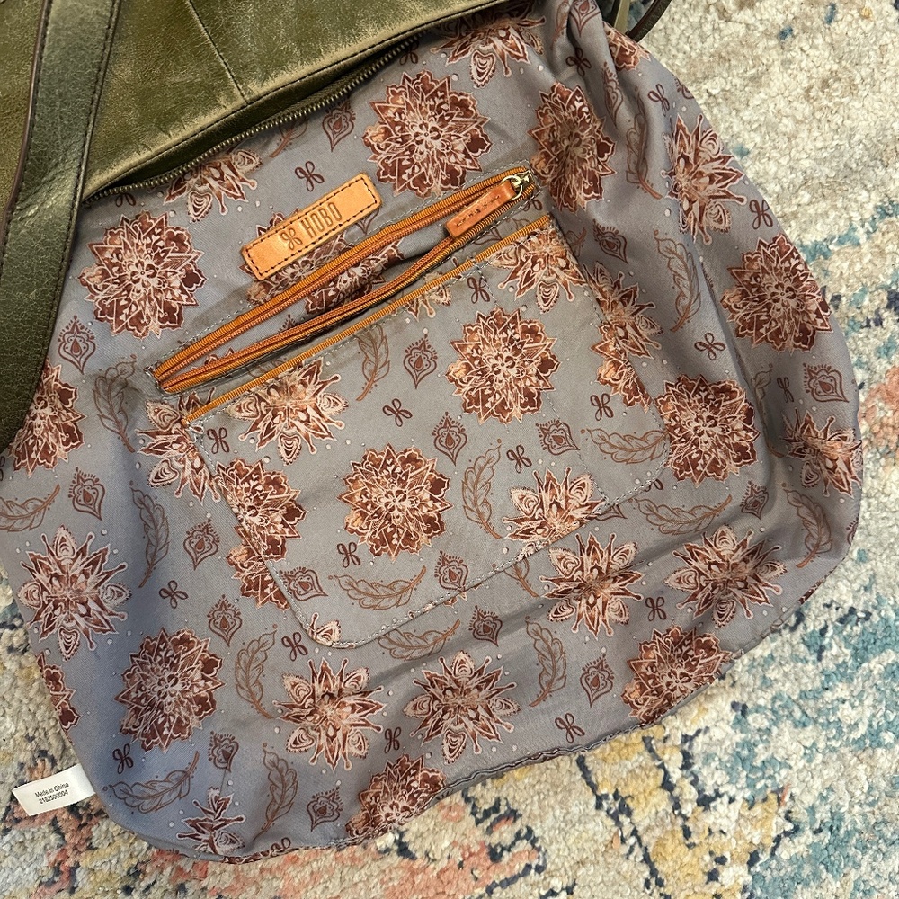 Hobo "Serra" leather shoulder bag in distressed Olive green w/inside pockets - Picture 11 of 16